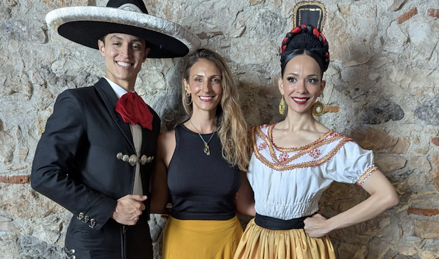 Resaltan las tradiciones con la danza