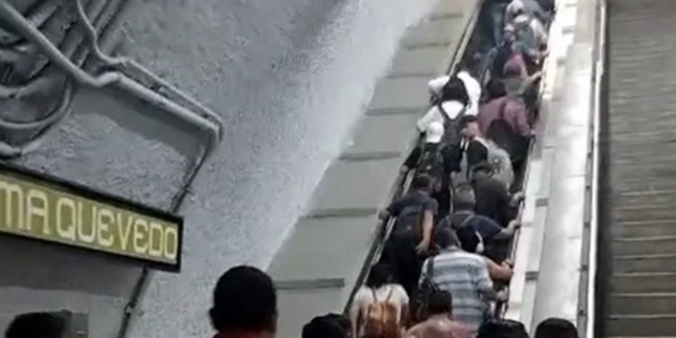 Traba objeto escalera en L3 del Metro; hay 11 heridos
