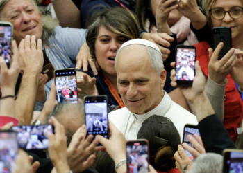 León XIV pide formar el pensamiento crítico de los jóvenes