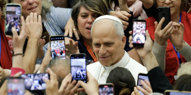 León XIV pide formar el pensamiento crítico de los jóvenes