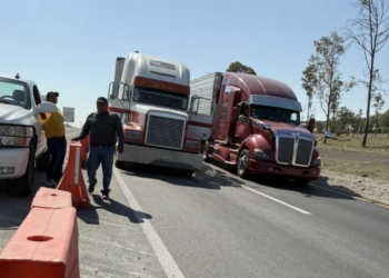 Transportistas bloquean la México-Querétaro