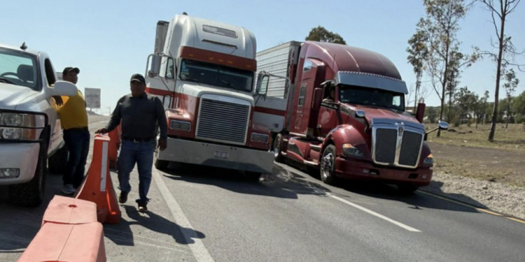 Transportistas bloquean la México-Querétaro