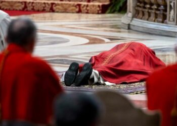 El Papa León XIV recupera la tradición de portar la cruz en multitudinario viacrucis en el Coliseo