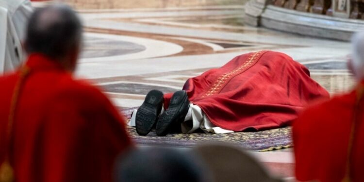 El Papa León XIV recupera la tradición de portar la cruz en multitudinario viacrucis en el Coliseo