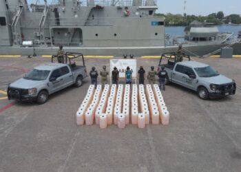 Aseguran embarcación con 103 bidones de combustible en costas de Michoacán; hay tres detenidos
