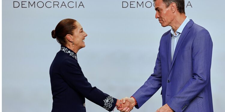 Con un apretón de manos, España y México resuelven su disputa diplomática