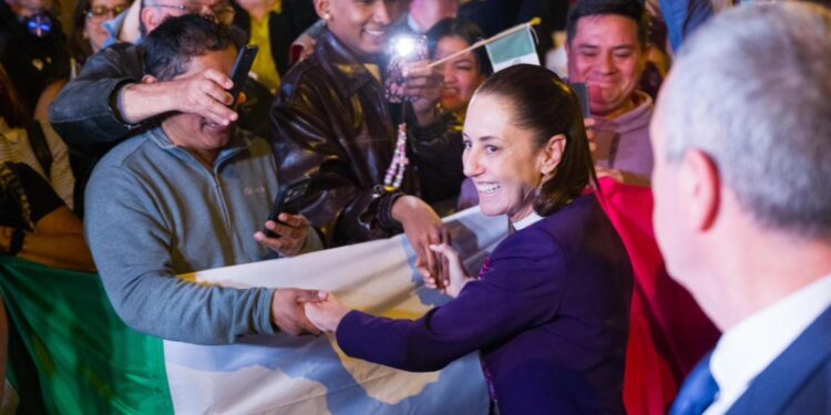 Sheinbaum llega a España; así fue recibida en Barcelona