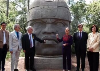 Destaca Sheinbaum cabeza Olmeca donada por la UV a Barcelona