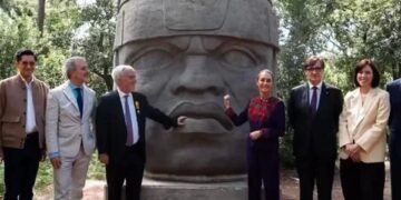 Destaca Sheinbaum cabeza Olmeca donada por la UV a Barcelona