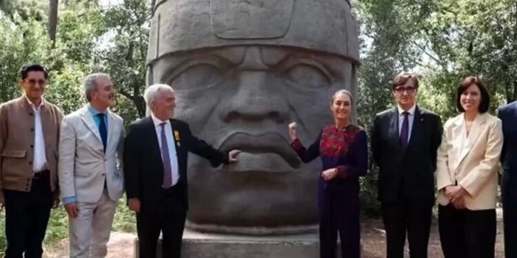 Destaca Sheinbaum cabeza Olmeca donada por la UV a Barcelona