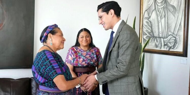 Nombra SRE a Menchú consejera para derechos indígenas