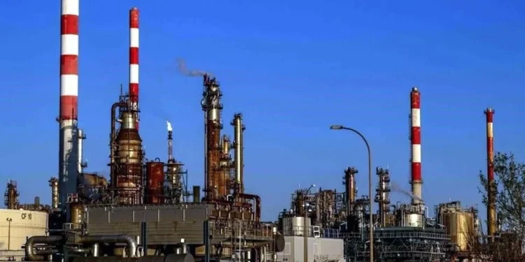 Sube crudo 5% por temor a colapso de acuerdo entre EU e Irán