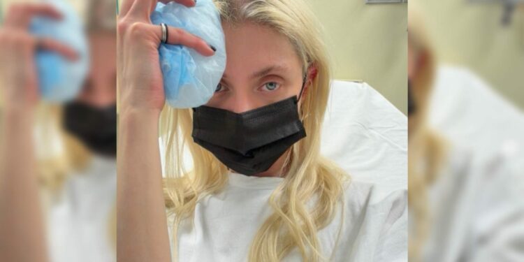 Hospitalizan a la cantante Taylor Momsen por picadura de araña previo a show en México