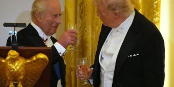Trump rompe protocolo, revela detalles de charla privada con el rey Carlos