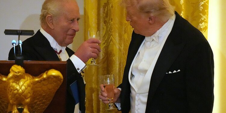 Trump rompe protocolo, revela detalles de charla privada con el rey Carlos