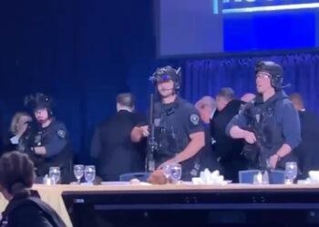 Evacúan a Trump de cena de corresponsales por disparos; tirador fue detenido