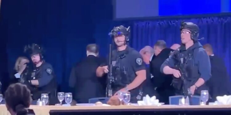 Evacúan a Trump de cena de corresponsales por disparos; tirador fue detenido