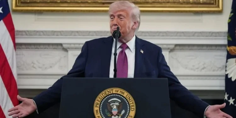 Afirma Trump que Irán está ‘colapsando’ por Ormuz