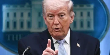 Más le vale a Irán no cobrar paso a buques en Ormuz: Trump