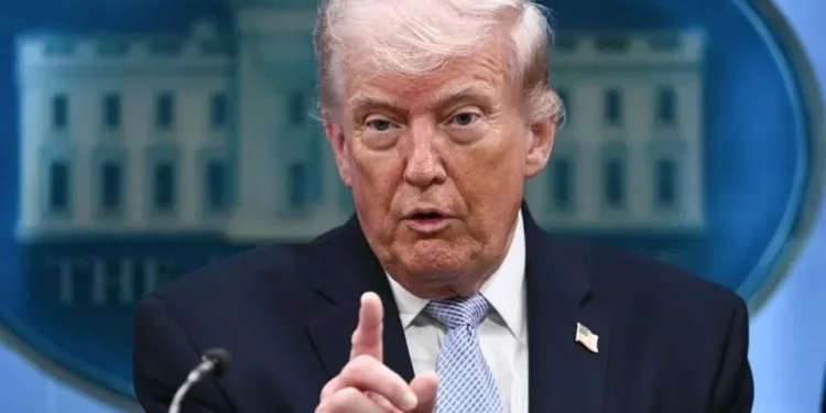 Más le vale a Irán no cobrar paso a buques en Ormuz: Trump