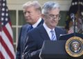 Trump amenaza con despedir a Powell si permanece en la Reserva Federal al final de su mandato