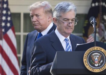 Trump amenaza con despedir a Powell si permanece en la Reserva Federal al final de su mandato