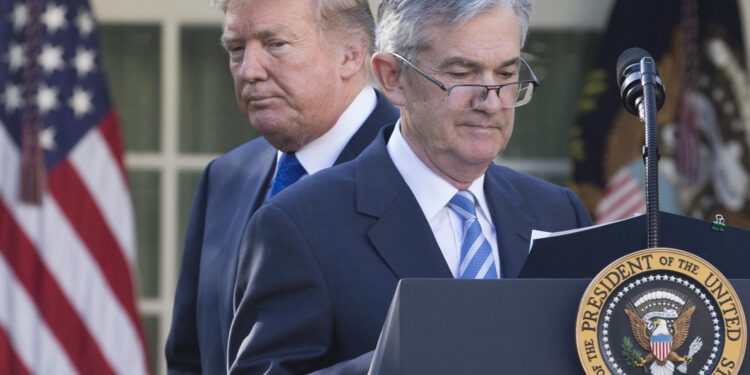 Trump amenaza con despedir a Powell si permanece en la Reserva Federal al final de su mandato