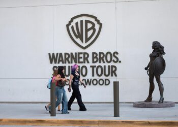 Creadores de Hollywood alertan de que la fusión de Warner y Paramount dañará la industria