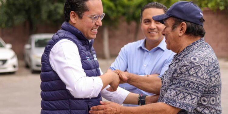 Chepe Guerrero y Eric Gudiño supervisan limpieza de drenaje