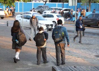 Entre charcos y jacarandas: así se vivió el regreso a clases en Querétaro