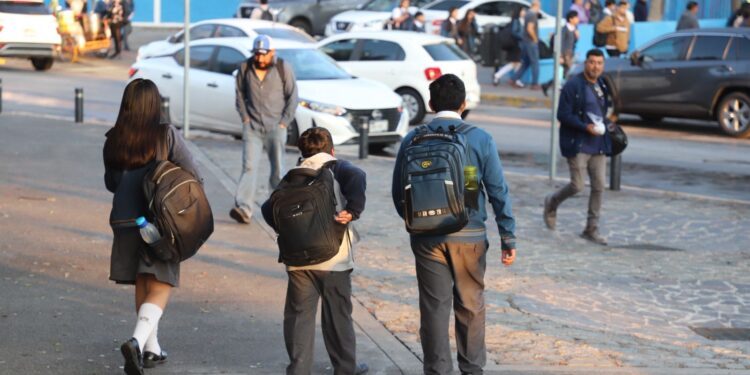 Entre charcos y jacarandas: así se vivió el regreso a clases en Querétaro