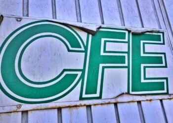 Gobierno estatal llama a CFE a atender fallas eléctricas tras cierre vial en El Marqués