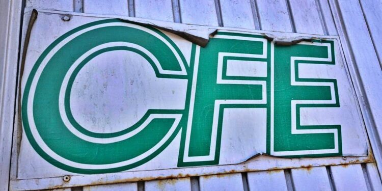 Gobierno estatal llama a CFE a atender fallas eléctricas tras cierre vial en El Marqués