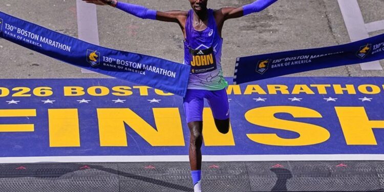 Korir gana con récord el Maratón de Boston