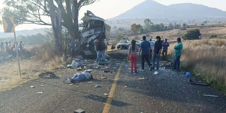 Cinco muertos y seis heridos tras accidente en Amealco
