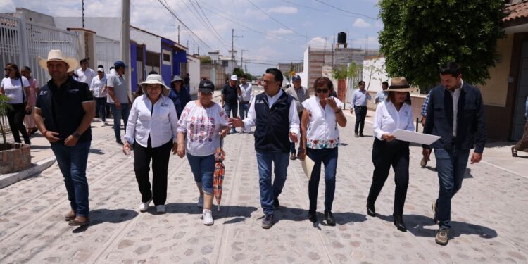 Entrega Luis Nava obra de mejoramiento en la calle Alfonso Ramírez en Tequisquiapan