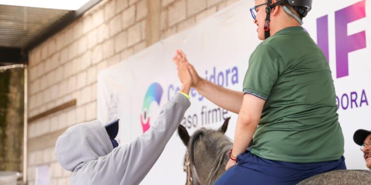 DIF Corregidora suma dos mil sesiones gratuitas de equinoterapia
