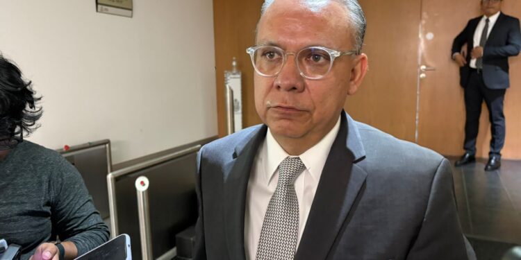 Presenta informe titular de Tribunal de Justicia Administrativa; ciudadanos acuden a denunciar aplicación de multas