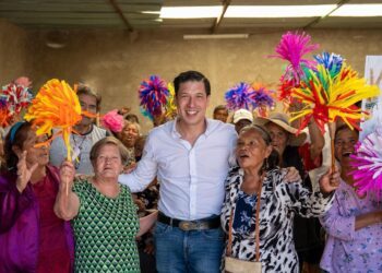 Rodrigo Monsalvo fortalece el apoyo a adultos mayores con entrega de despensas en El Marqués