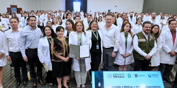 Acompaña Felifer Macías al gobernador a la bienvenida a médicas y médicos especialistas al IMSS en el Estado de Querétaro