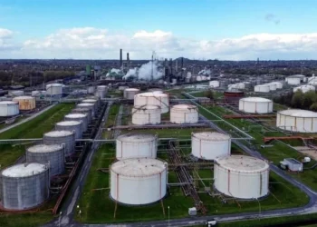 Cierran crudo WTI y Brent en los 99 dólares