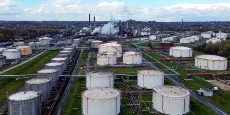 Cierran crudo WTI y Brent en los 99 dólares