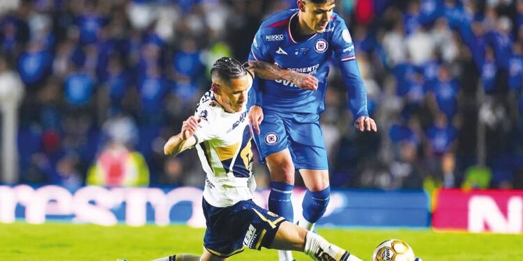 Pumas se salva en la ida
