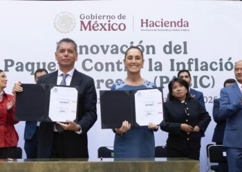Renueva Sheinbaum pacto para mantener canasta en $910