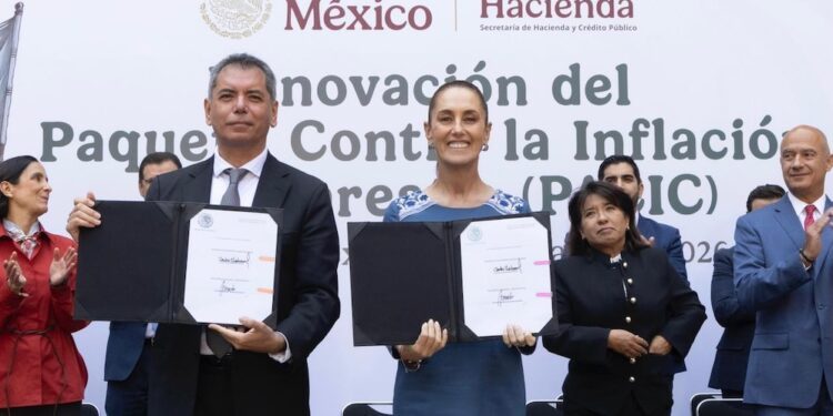 Renueva Sheinbaum pacto para mantener canasta en $910