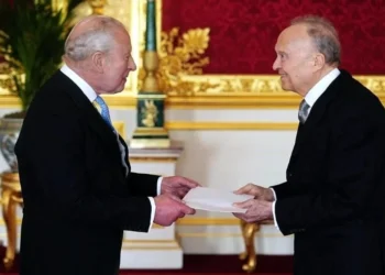 Presenta Gertz cartas credenciales al Rey Carlos III