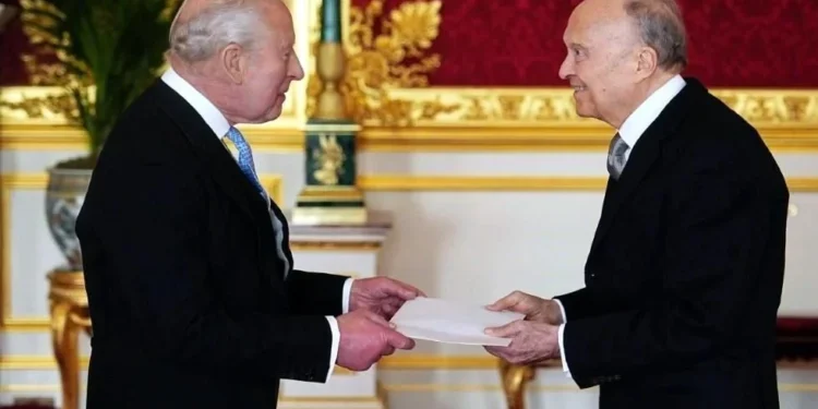 Presenta Gertz cartas credenciales al Rey Carlos III