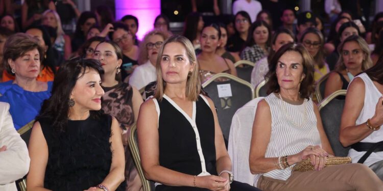 Asiste Car Herrera a pasarela con causa en apoyo a niñas, niños y adolescentes del SEDIF