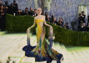 La Met Gala arranca con actuación musical, alfombra blanca y desfile de celebridades