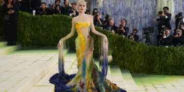 La Met Gala arranca con actuación musical, alfombra blanca y desfile de celebridades